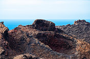 兰萨罗特的火山景观有破火山口和蓝色的大海