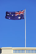 澳大利亚国旗在市政厅上空飘扬