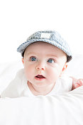 一个漂亮的小男孩戴着一顶蓝色的帽子