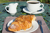一个杏仁羊角面包和黑咖啡早餐