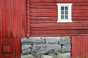 古老的红色挪威谷仓，有白色的窗户