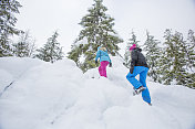 女性朋友在森林里穿雪鞋。