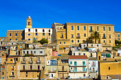 广场阿梅里纳，西西里岛:全景，蓝天背景