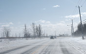 在暴风雪里开车。