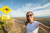 澳大利亚一名女子与警示路标自拍合影