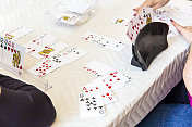 系列，真正的白人老年妇女每周聚在一起玩纸牌
