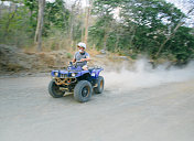 在哥斯达黎加驾驶4x4赛车