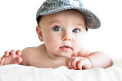 小男孩戴着一顶帽子，有着漂亮的蓝眼睛