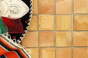墨西哥瓷砖上的墨西哥帽和墨西哥毛毯