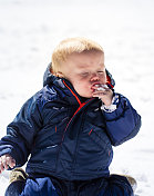 孩子吃雪