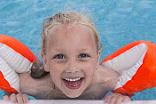年轻女孩游泳池超级微笑