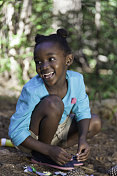 非洲女孩子微笑着，在森林里玩得很开心