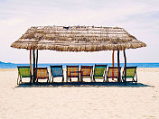 带躺椅的海滩小屋