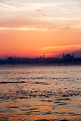 日落时的土耳其伊斯坦布尔海岸