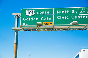旧金山高速公路上显示出口的交通标志