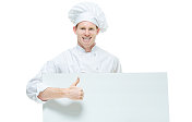 微笑的厨师竖起大拇指