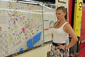 年轻女子在看地铁地图