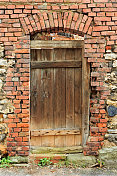 破旧的砖房，有一扇过时的木门