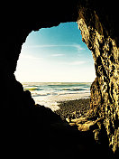 海滩上的岩石隧道洞