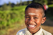锡兰Nuwara Eliya附近的斯里兰卡小男孩