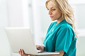 女性外科医生使用电脑。