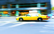 黄色出租车在纽约超速行驶
