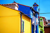 威尼斯布拉诺岛，五颜六色的房子和洗衣房
