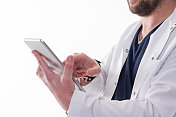 年轻医生使用数码平板电脑