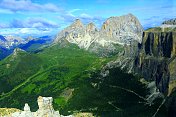 Sassolungo航空全景图，SAS Pordoi, Dolomites，意大利泰洛阿尔卑斯山