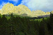 萨索伦戈，松树全景金色日落，白云石，意大利泰洛阿尔卑斯山