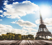 桌子对着埃菲尔铁塔俯瞰巴黎