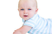 一个4个月大的，蓝眼睛的婴儿看着镜头