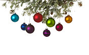 圣诞彩球装饰品挂在松木花环上