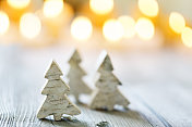 圣诞树和蜡烛灯在乡村木材
