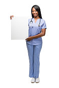 非裔美国护士举着牌子