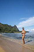 10月，在夏威夷考艾岛隧道海滩的女人