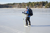 成年女子在斯德哥尔摩附近的湖上滑冰