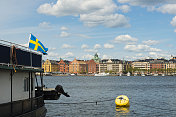 瑞典斯德哥尔摩的船上挂着瑞典国旗