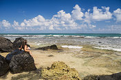 夏威夷考艾岛，一个站在海边的女人