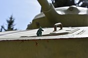 玩具士兵站在坦克上