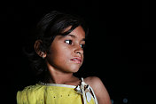 小印第安女孩站立画像
