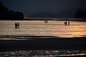 日落时分，人们走在甲米省诺帕拉特塔拉海滩上