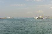 土耳其伊斯坦布尔博斯普鲁斯海峡的传统客船