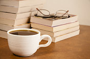 咖啡杯，书，杯子。阅读,放松。