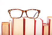 眼镜放在一个单独的书钉上