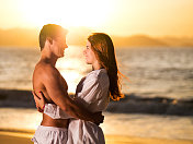 日落时沙滩上的浪漫。