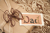 节日:给爸爸的父亲节礼物。棕色纸盒，鞠躬。