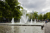5月，奥斯陆市中心的水池和喷泉。
