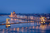 布达佩斯――黄昏时分与匈牙利议会的铁链桥