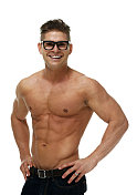赤裸上身的肌肉男戴着眼镜